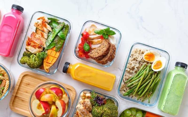Common Mistakes to Avoid on The Menopause Diet 5 Day Plan 2 A well-balanced meal prep spread with fruits, vegetables, and proteins : Mistakes to avoid on the menopause diet