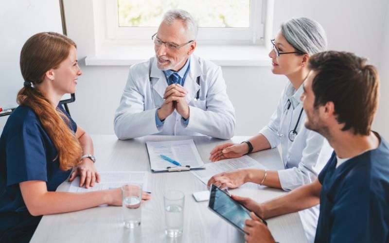 Common Mistakes to Avoid on The Menopause Diet 5 Day Plan 4 A woman discussing dietary changes with a healthcare professional : Mistakes to avoid on the menopause diet