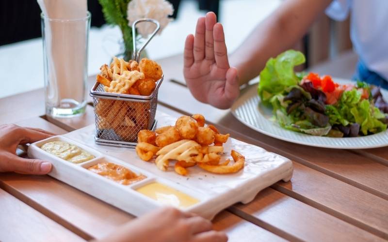 You are currently viewing Foods to Avoid During Menopause: A Guide to Successful Weight Loss