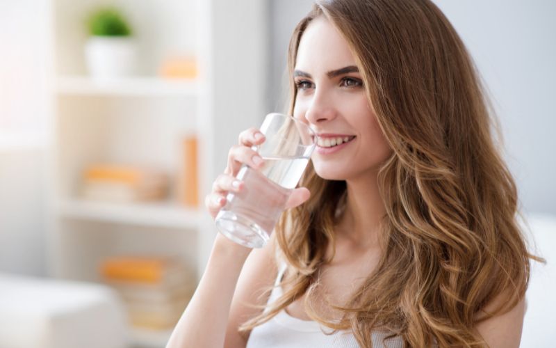 The Role of Hydration in Menopause Weight Loss 2 Woman drinking a glass of water : The role of hydration in menopause weight loss